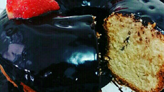Bolo branco com calda de chocolate
