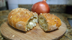 Pão recheado com cebola e queijo cremoso