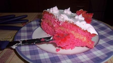 Bolo pink com recheio de baba de moça e cobertura de chantilly