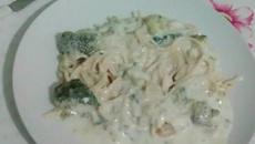 Macarrão ao molho branco e brócolis