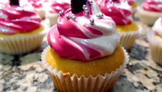 Mini cupcake de amora com recheio