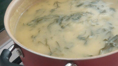 Sopa de fubá com couve