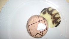 Gelado de chocolate com creme inglês