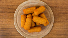 Bolinho de batata recheado e empanado com farofa Yoki