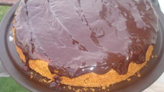 Bolo de cenoura com calda de chocolate