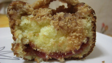 Bolo com recheio de goiabada e cobertura crocante