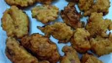 Bolinho de arroz com bacon e calabresa