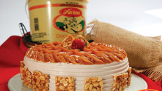 Bolo Doce de Leite e Crocante de Amendoim - Áurea