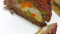 Rocambole de carne moída recheado