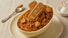 Ovo de Páscoa speculoos com doce de leite, especiarias e pedaços de biscoito