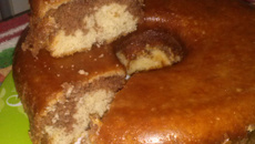 Bolo mesclado com leite condensado