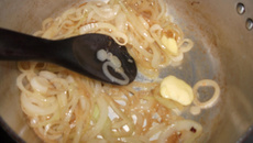 Sopa de cebola com alho poró