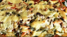 Macarrão dois molhos com bacon e provolone