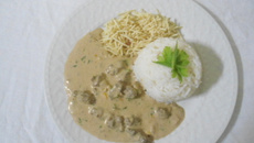 Estrogonofe de carne com vinho tinto