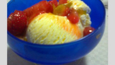 Calda de morangos flambados com sorvete de creme