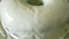 Bolo de iogurte com gelatina e cobertura de limão