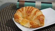 Croissant assado de máquina de pão