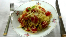 Espeguete com Tomates Cereja, Mussarela de Búfala e Manjericão