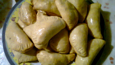 Pastel com massa de requeijão assado