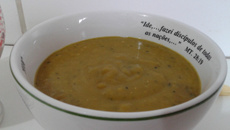 Sopa de abóbora com arroz e brócolis