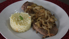 Bife acebolado