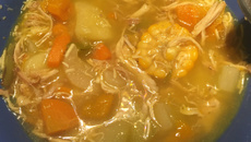 Sopa de legumes e pedaços de frango