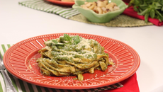 Macarrão ao molho pesto