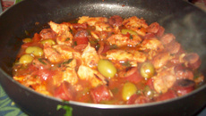 Filé de frango com linguiça e azeitona