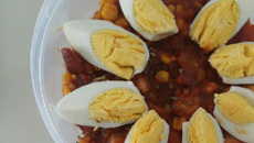 Macarronada ao molho vermelho com bacon e ovos