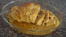 Pernil assado ao molho de cebola