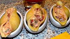 Conchiglioni recheado com surimi e pesto de rúcula 