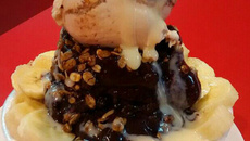 Sorvete de chocolate caseiro rápido e fácil