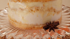 Bolo de sorvete de abacaxi com coco e doce de banana