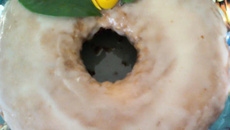 Bolo de laranja com cobertura açucarada