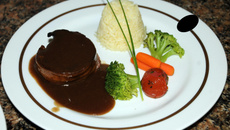 Medalhão ao molho madeira