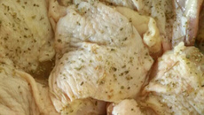 Sobrecoxa desossada com batata ao creme branco com queijo