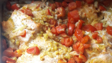 Salmão com cebola e tomate