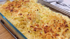 Macarrão ao molho branco com alho-poró e parmesão
