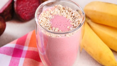 Vitamina de banana, beterraba e aveia