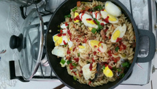 Macarrão parafuso ao molho de sardinha e ovos cozidos.