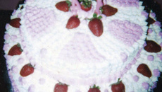 Bolo de aniversário com morangos