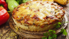 Polenta cremosa com molho de carne moída e queijo estepe