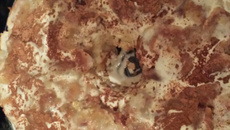 Bolo de banana com creme de leite e canela