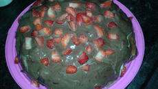 Bolo de chocolate com cobertura de morango do amor