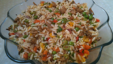 Arroz tudo junto e misturado com sobras do churrasco