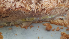 Cuca de banana com farofa