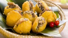 Bolinhos de arroz com refogado de sardinhas