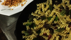 Macarrão com linguiça e manjericão da Manô