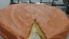 Bolo com cobertura de goiabada