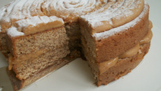 Bolo de canela com recheio e cobertura de doce de leite